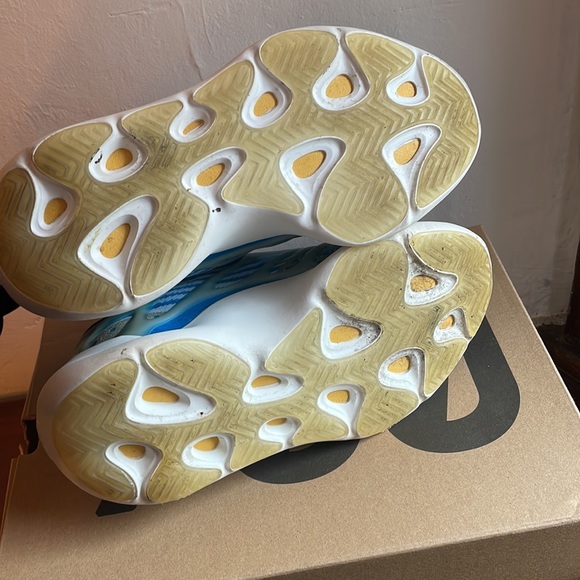 Yeezy 700 V3  size 5-1.2 - Picture 5 of 6